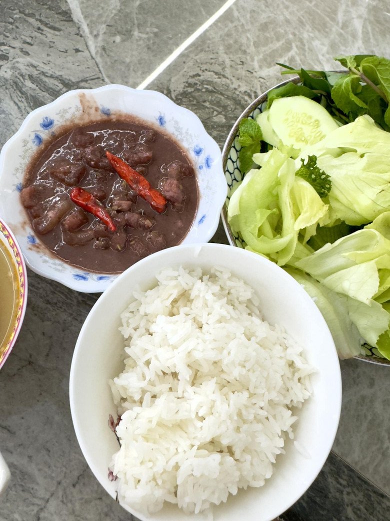 Diễn viên hài Thu Trang chia sẻ bữa ăn dân dã đơn giản của mình, trong đó tâm điểm là món thịt heo xào mắm ruốc hao cơm.