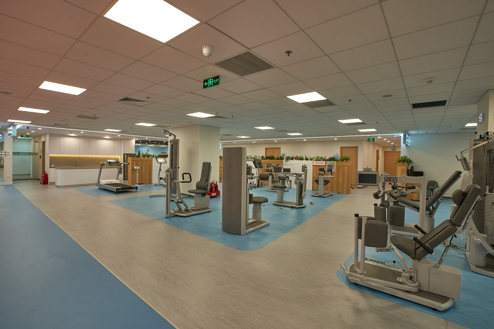 Hệ thống đa dạng thiết bị vận động trị liệu tại Trung tâm MYREHAB MATSUOKA.