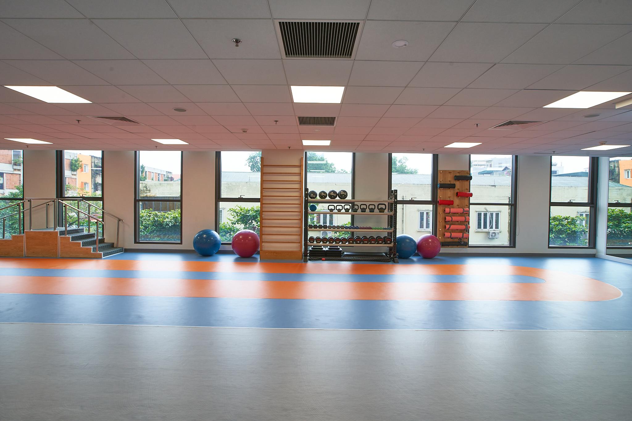 Sàn vận động tự do với chất liệu đàn hồi theo tiêu chuẩn Olympic tại Trung tâm Trị liệu và Phục hồi chức năng MYREHAB MATSUOKA.