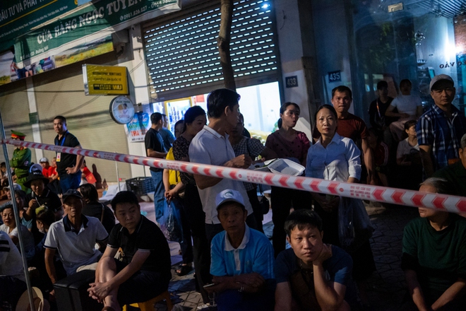 Một
số người khác thì tranh thủ vừa ăn sáng, vừa trò chuyện rôm rả với
mọi người trong lúc chờ đợi sự kiện trọng đại sắp diễn ra