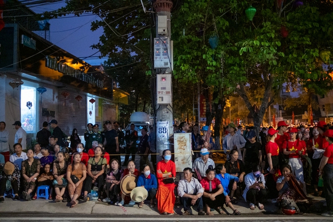 Thế
nhưng ngay từ sáng sớm đã có rất đông du khách, người dân đổ ra tập
trung hai bên đường háo hức theo dõi các lực lượng chuẩn bị cho Lễ
diễu binh, diễu hành