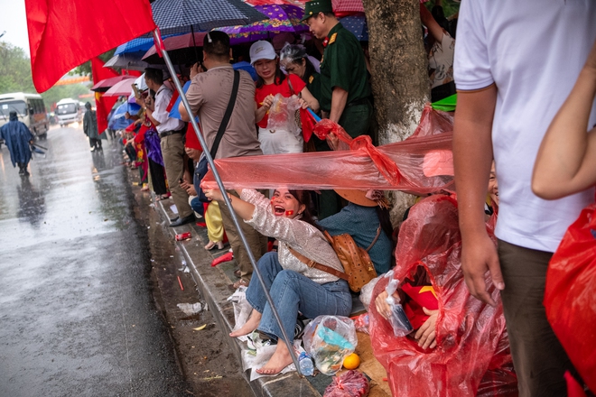 Dù
mưa lớn nhưng ai nấy đều rất vui vẻ, háo hức chờ đợi theo dõi buổi
Lễ kỷ niệm này