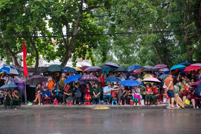Bà con đội mưa ra đường, phấn khởi trong ngày diễu binh diễu hành kỷ niệm 70 năm Chiến thắng Điện Biên Phủ - 2