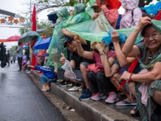 Tin tức - Bà con đội mưa ra đường, phấn khởi trong ngày diễu binh diễu hành kỷ niệm 70 năm Chiến thắng Điện Biên Phủ