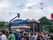 Tin tức - Clip, ảnh: Dàn máy bay trực thăng mang cờ Tổ quốc trình diễn trên bầu trời Điện Biên, người dân hào hứng dõi theo