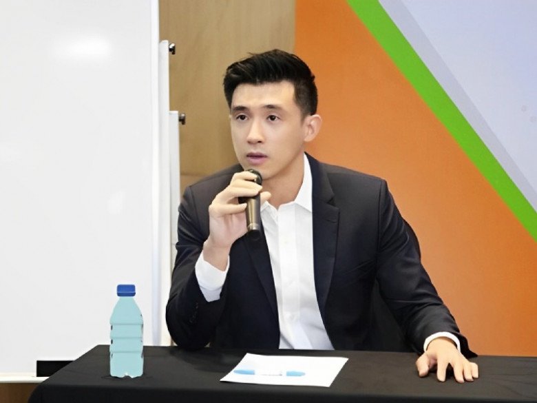 Anh có ngoại hình sáng và tài năng trong lĩnh vực kinh doanh.