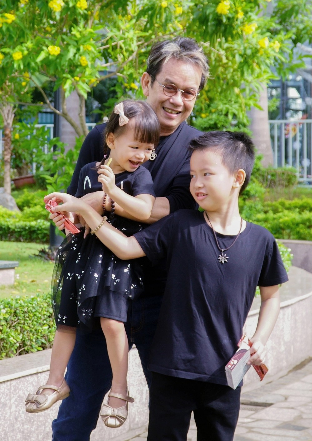 Ngay cả lúc gặp khó khăn kinh tế, tổ ấm của nhạc sĩ 4x vẫn yên ấm.