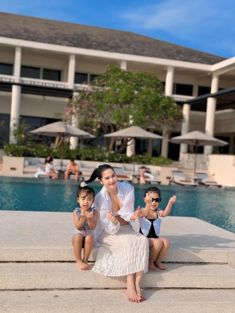 Ngọc Trinh tận hưởng cuộc sống bình yên bên gia đình.