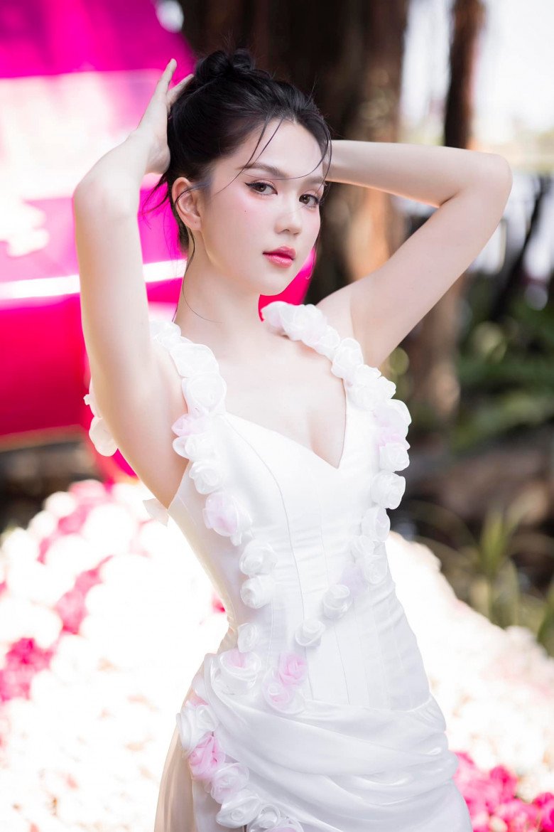 Ngọc Trinh siết cơ lấy lại vóc dáng.