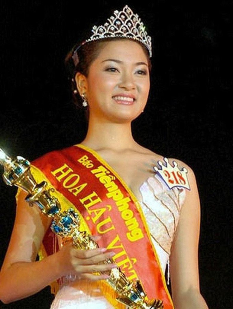 Sở hữu nhan sắc thuần Việt cùng chiều cao 1m72, Nguyễn Thị Huyền đăng quang Hoa hậu Việt Nam năm 2004. 