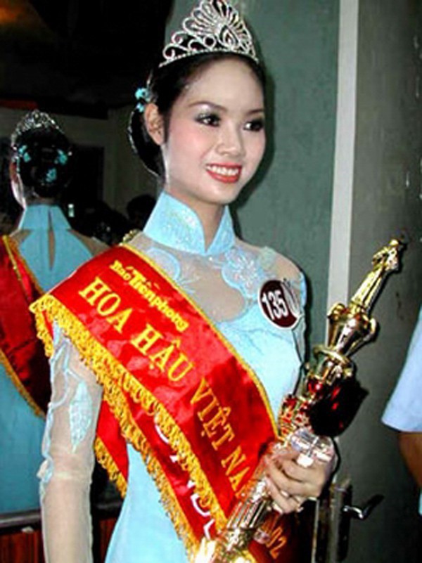 Mai Phương đăng quang Hoa hậu Việt Nam năm 2002 khi chỉ mới 17 tuổi và còn là học sinh chuyên Lý Trường THPT Năng khiếu Trần Phú, Hải Phòng.