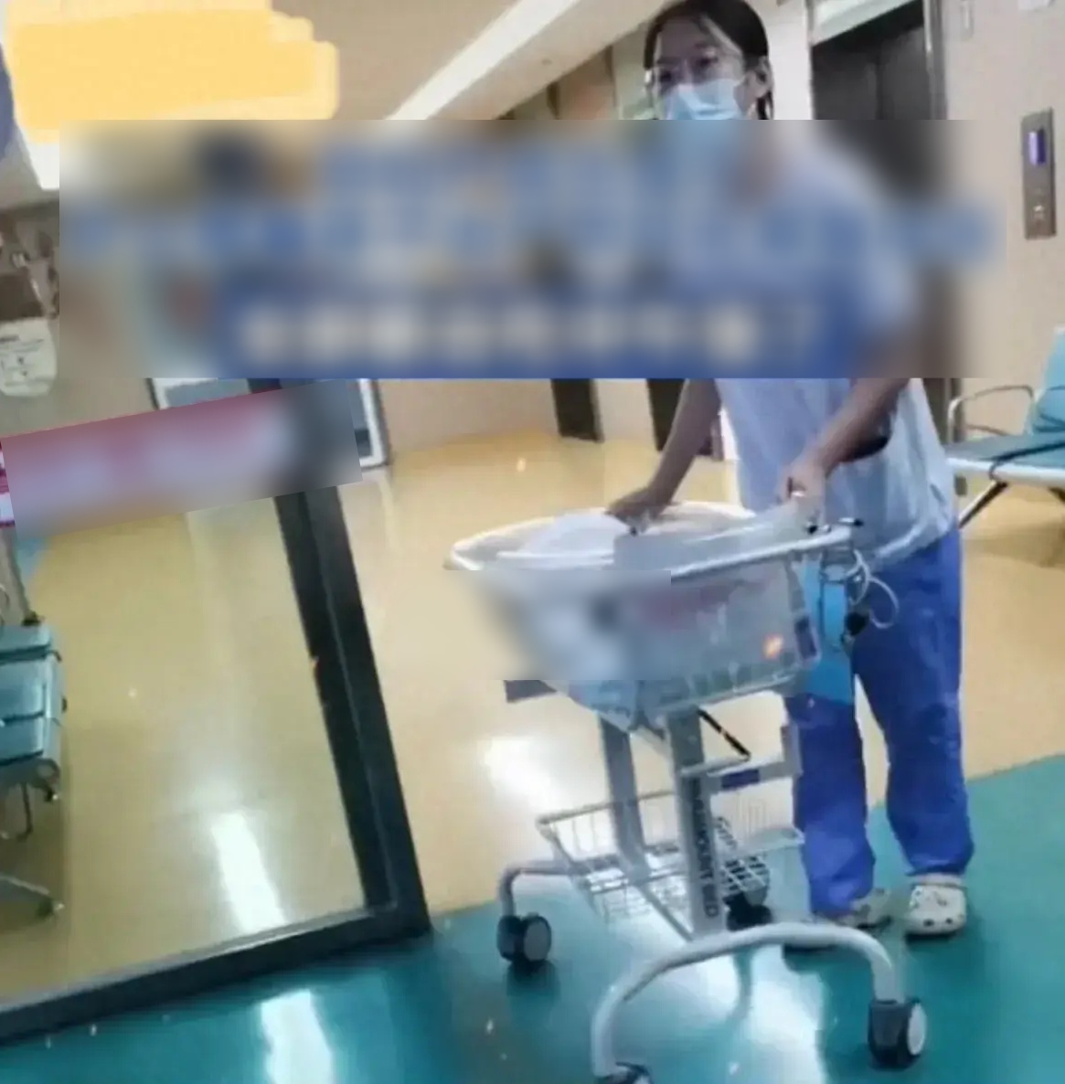 Y tá đẩy em bé ra phòng sinh để tìm người nhà nhưng không thấy ai. 