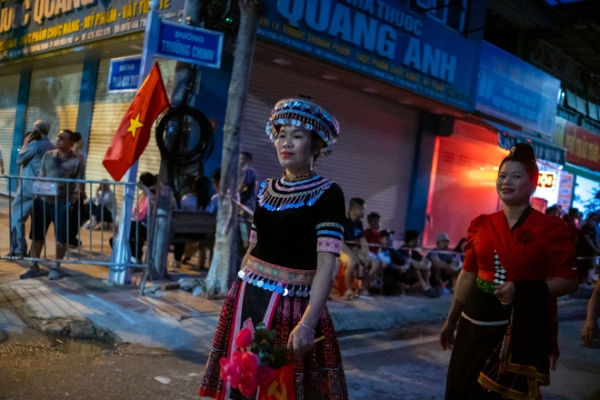 Bà con đội mưa ra đường, phấn khởi trong ngày diễu binh diễu hành kỷ niệm 70 năm Chiến thắng Điện Biên Phủ - 10