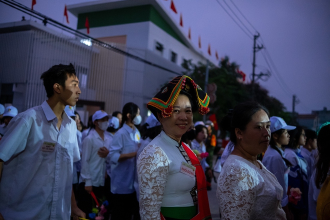 Bà con đội mưa ra đường, phấn khởi trong ngày diễu binh diễu hành kỷ niệm 70 năm Chiến thắng Điện Biên Phủ - 12