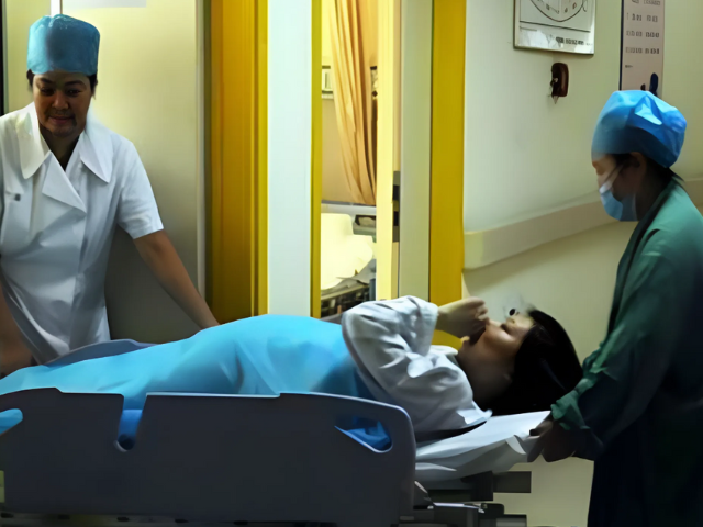 Người mẹ đau lòng vì sự vô tâm của chồng trong lúc mình vượt cạn. (Ảnh minh họa)