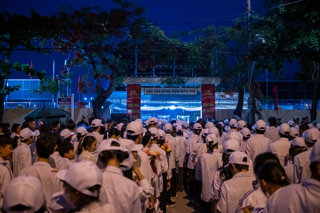 Bà con đội mưa ra đường, phấn khởi trong ngày diễu binh diễu hành kỷ niệm 70 năm Chiến thắng Điện Biên Phủ - 14