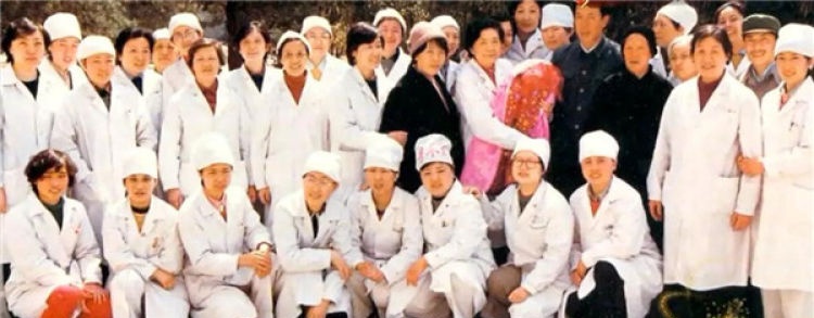 Đội ngũ y bác sĩ khoa sản chụp hình cùng mẹ con bà Trịnh Quế Chân.