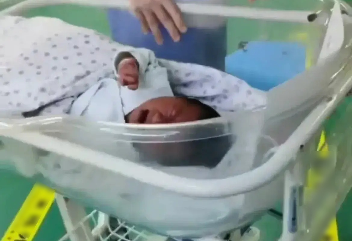 Em bé vừa mới được sinh ra.