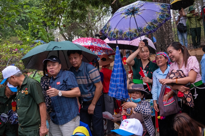 Bà con đội mưa ra đường, phấn khởi trong ngày diễu binh diễu hành kỷ niệm 70 năm Chiến thắng Điện Biên Phủ - 7