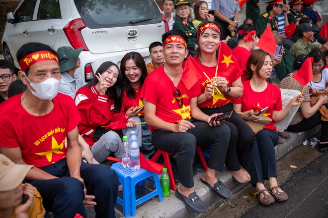 Bà con đội mưa ra đường, phấn khởi trong ngày diễu binh diễu hành kỷ niệm 70 năm Chiến thắng Điện Biên Phủ - 15