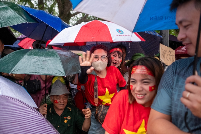 
Người dân hai bên đường đều đang rất háo hức chờ đến giờ diễu
binh.