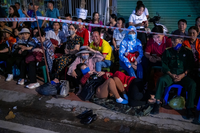 
Không ít người tranh thủ ngả lưng, chợp mắt ngay trên vỉa hè