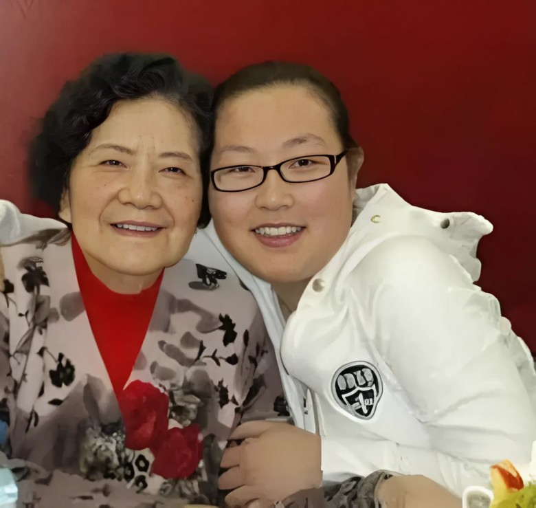 Tấm hình kỷ niệm của Trịnh Mộng Châu cùng giáo sư Trương Lệ Châu.