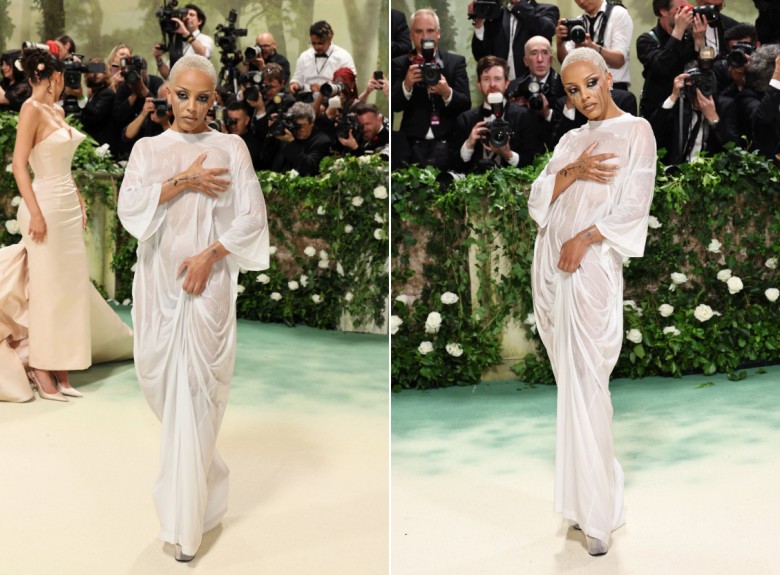 Đến Met Gala 2024, Doja Cat diện chiếc váy thấm nước, kết hợp với kiểu trang điểm chảy nước mắt, nữ ca sĩ trông như vừa bước ra khỏi phòng tắm. Trước đó trên đường đi tới sự kiện, cô gây sốc khi chỉ quấn khăn tắm.