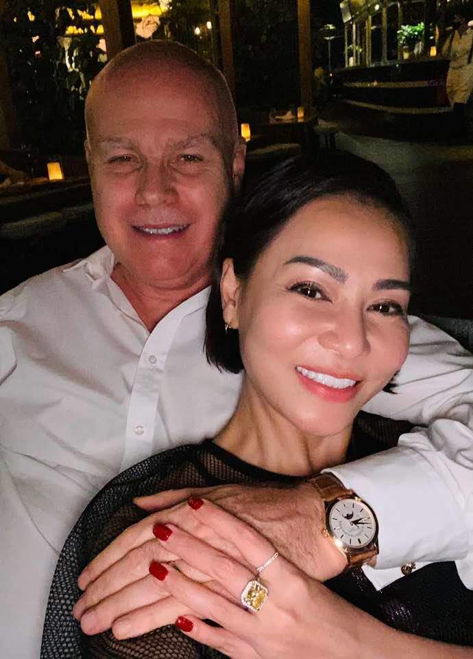 Nữ ca sĩ hạnh phúc viên mãn bên chồng Tây.