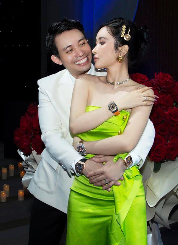 Trong vòng tay chồng, Mina Phạm sang chảnh với một đồng hồ gần 10 tỷ, chiếc còn lại 4 tỷ đồng.