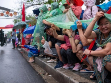 Bà con đội mưa ra đường, phấn khởi trong ngày diễu binh diễu hành kỷ niệm 70 năm Chiến thắng Điện Biên Phủ