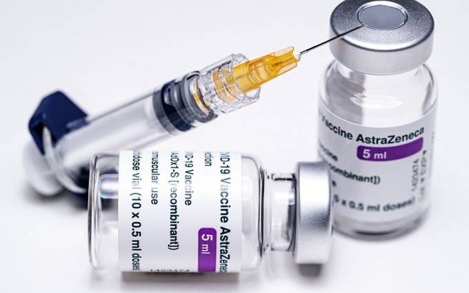 Lọ vaccine AstraZeneca và kim tiêm được triển khai tại Mỹ. Ảnh: Reuters