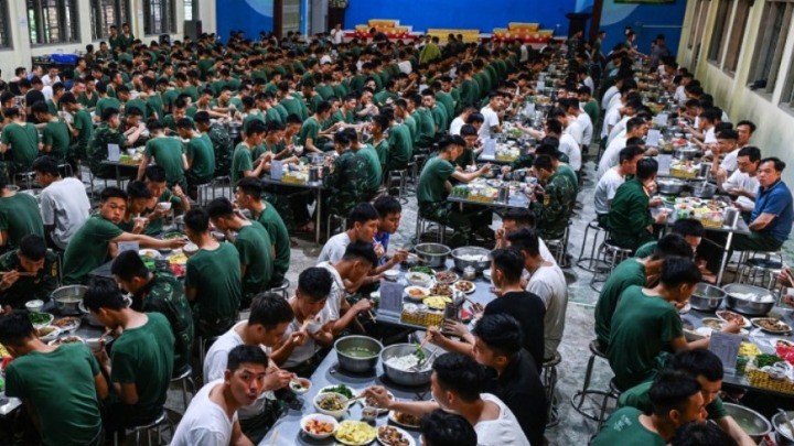 Bếp ăn quân đội phục vụ 12.000 suất mỗi ngày thế nào