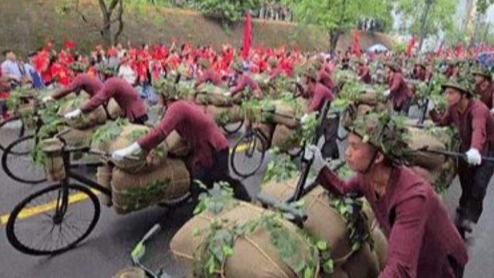 Người dân xúc động khi xem lễ diễu binh, diễu hành trên các tuyến phố Điện Biên Phủ
