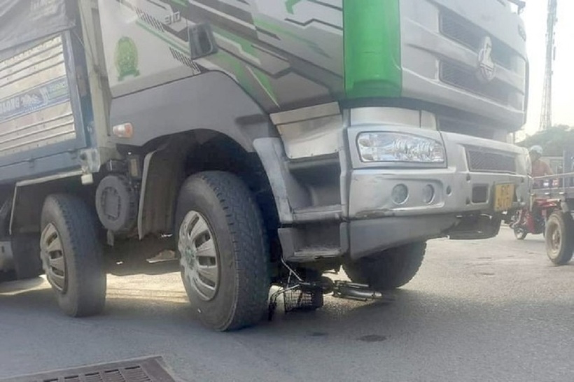 Hiện trường vụ tai nạn khiến học sinh lớp 2 tử vong. Ảnh: Tiền phong