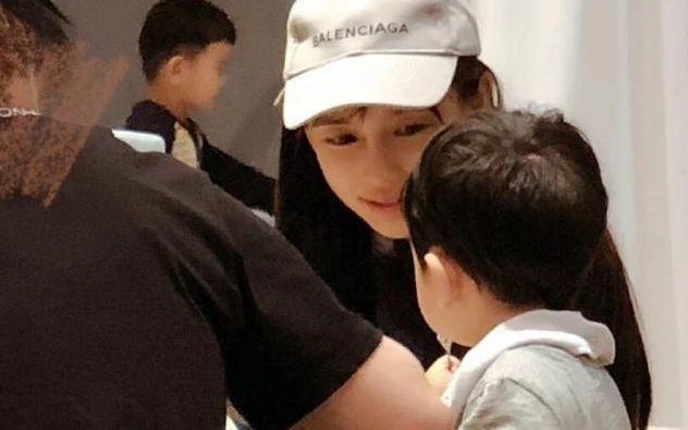 Angelababy bị cho là dùng con trai để “cầu cứu” chồng.