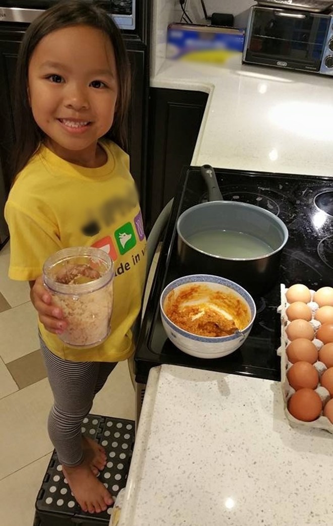 Từ khi còn nhỏ xíu, nhóc tì đã bắc ghế nấu ăn. Cô nàng được bố mẹ dạy nấu nhiều món ăn Việt.