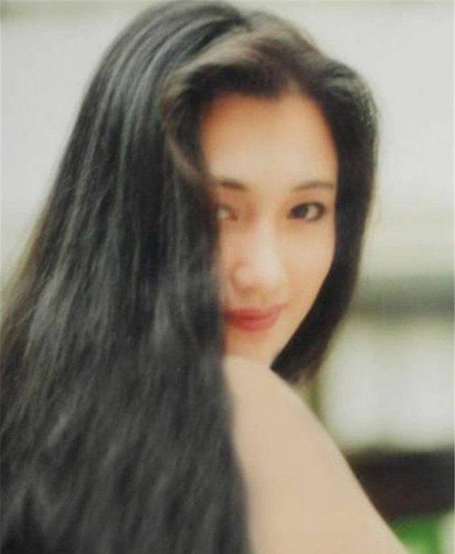 Lâm Phương Bình được báo chí ca ngợi có vẻ đẹp tiên nữ bất phàm.