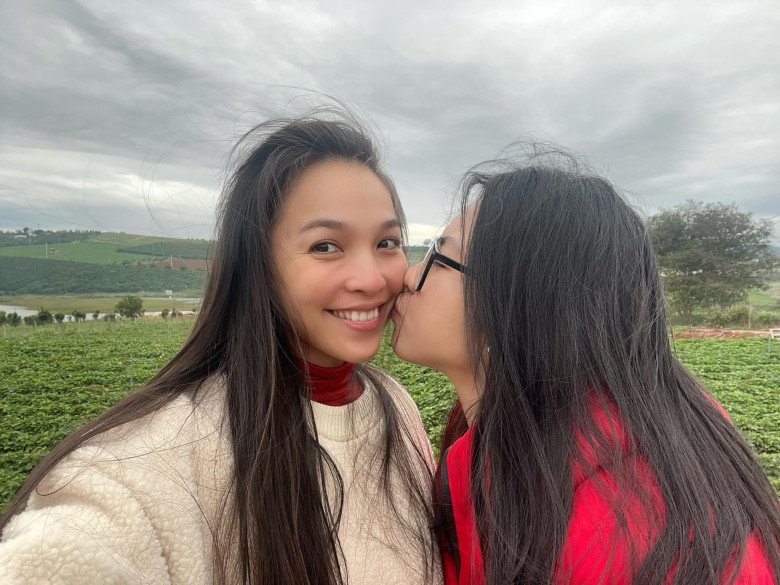 Hiền Thục với con gái tâm sự, trò chuyện với nhau như 2 người bạn thân thiết.