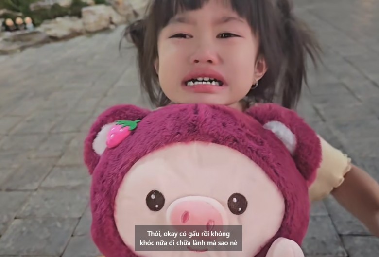 Chỉ khi được cầm con gấu hồng, cô bé mới ngừng khóc.