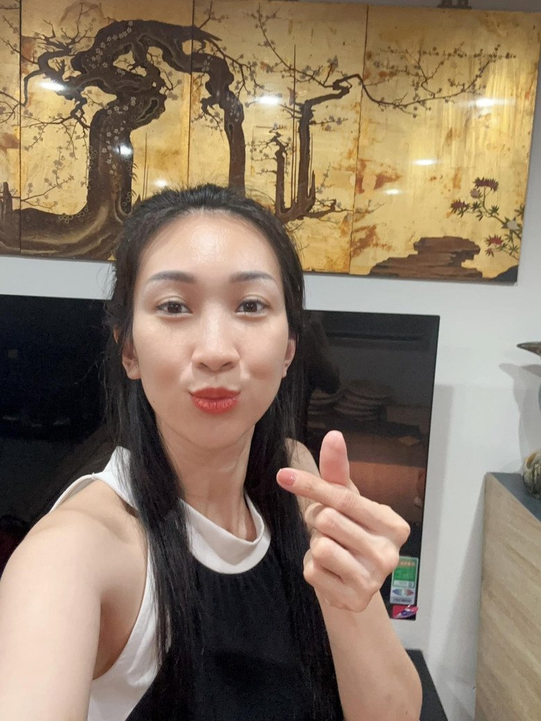 Bà mẹ 3 con chăm chỉ bán hàng online, đi hát để nuôi con.