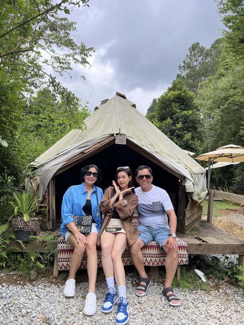 Trương Quỳnh Anh hạnh phúc bên gia đình.