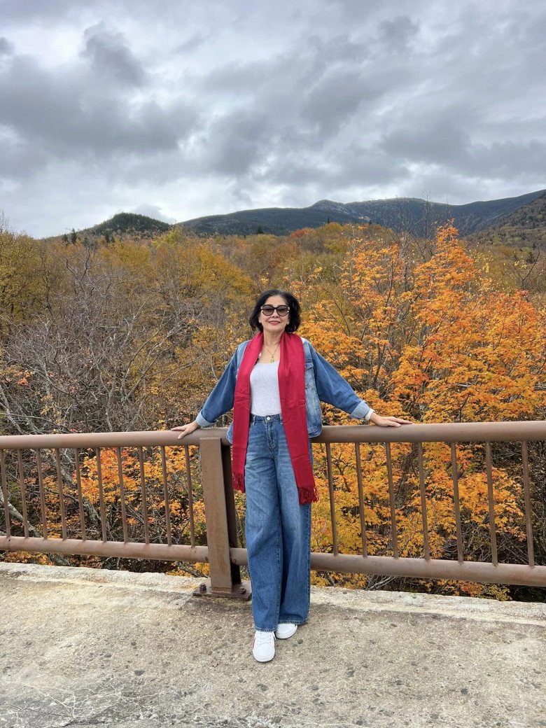 Vóc dáng thon gọn cùng gu thời trang sành điệu, trẻ trung của mẹ Trương Quỳnh Anh.