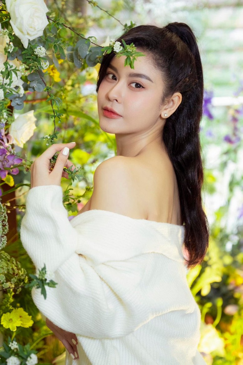 Trương Quỳnh Anh thừa hưởng nhiều nét đẹp từ ba và mẹ, đặc biệt là mẹ: từ đôi mắt, nụ cười đến gương mặt trái xoan.