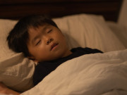 Yêu con - Con trai cứ 8 giờ tối là đi ngủ, mẹ lén về sớm kiểm tra người giúp việc mới vỡ lẽ