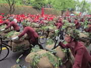 Clip Eva - Người dân xúc động khi xem lễ diễu binh, diễu hành trên các tuyến phố Điện Biên Phủ