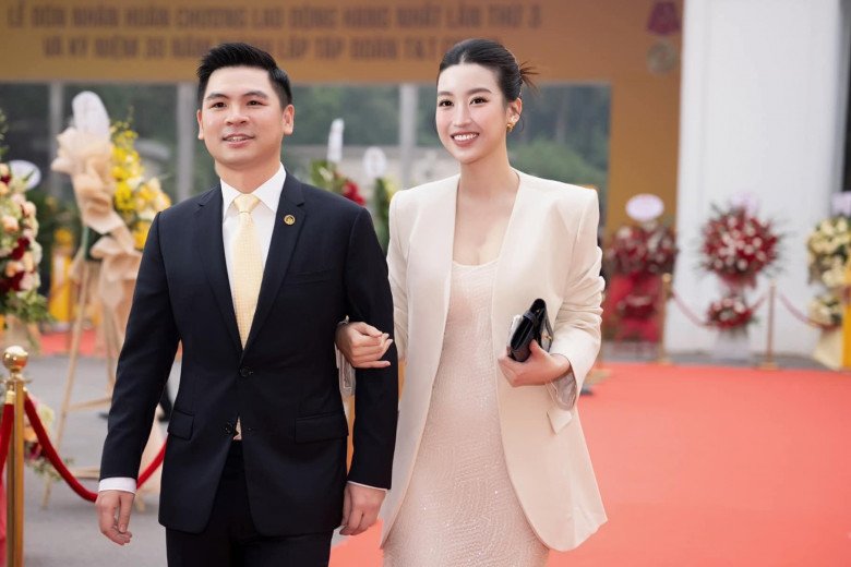 Hoa hậu Việt hiếm hoi không thích "chặt chém", đi chơi với chồng hay hội bạn đều một mực mặc kín đáo - 4