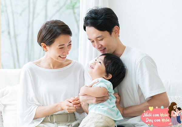 Hãy mỉm cười khi nói chuyện với con.