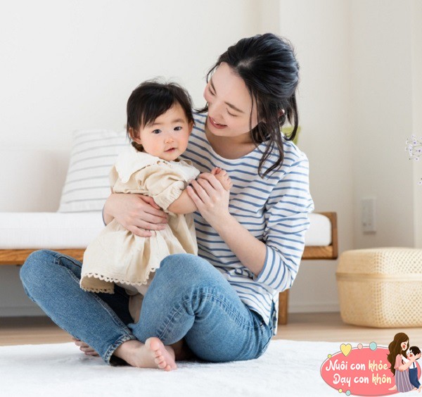 Khi trò chuyện với trẻ, mẹ có thể mô tả chi tiết hoạt động thường ngày.
