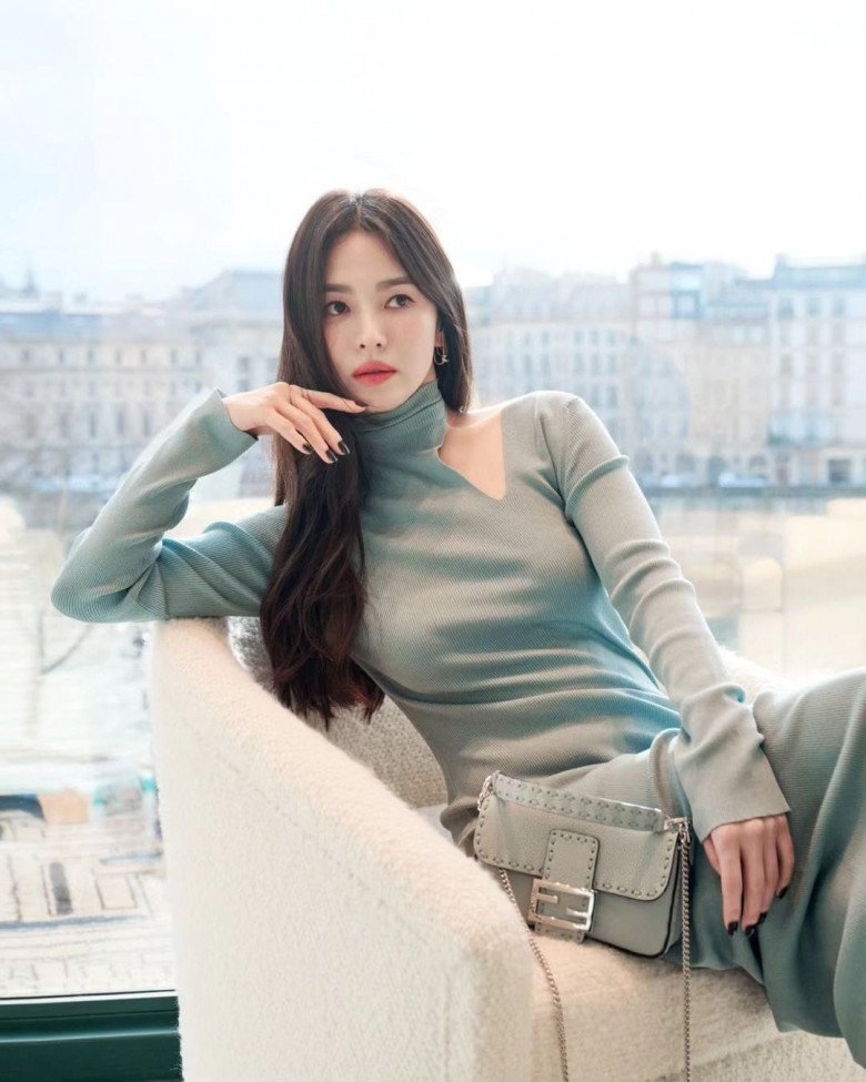Dự sự kiện có chồng cũ, Song Hye Kyo mặc đầm xẻ ngực sâu hun hút, ảnh chụp lén đẹp không chê nổi - 8